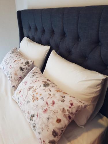 1 queen bed, 1 sofa bed