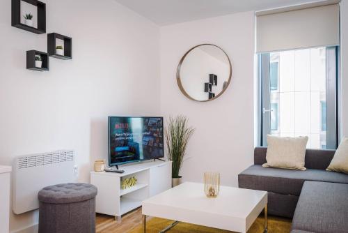 Contemporary 1 Bed Apartment In Media City, Sleeps 4, Free Gym, Salford, Greater Manchester