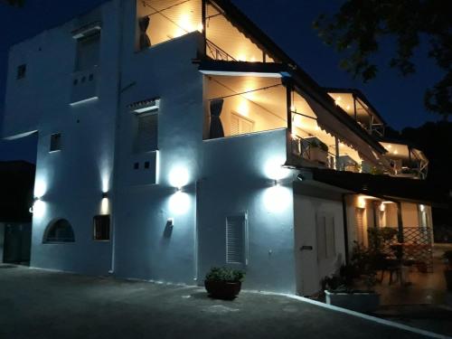  karavagelis rooms, Pension in Rovies