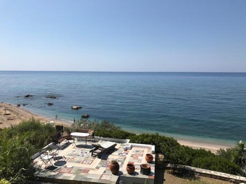  Villa Efelli:Boutique beachfront traditional Greek style house, Unterkunft in Vráchos