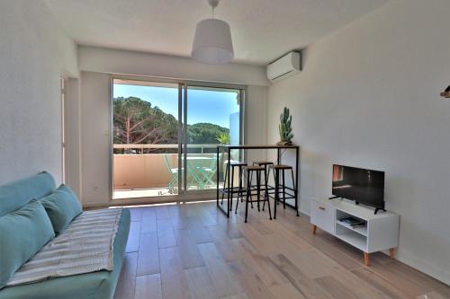 T2 entierement renove a 500m de la plage