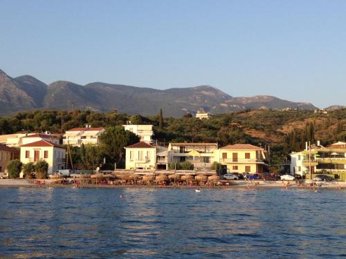 Létesítmények, Agali 2 maizonette front of the sea in Akrogiali