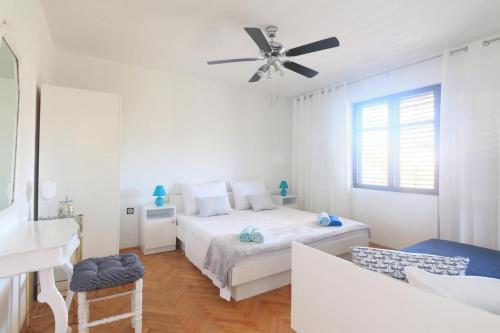 Apartments with a parking space Pirovac Sibenik - 17680 