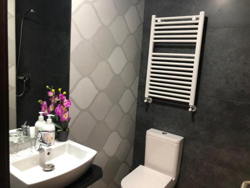 Single Room with Private Bathroom image 7