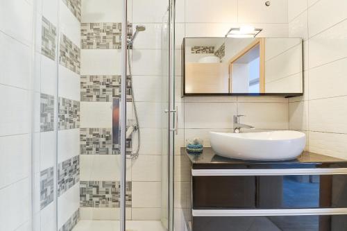 Crowonder Luxury Vir - image 3