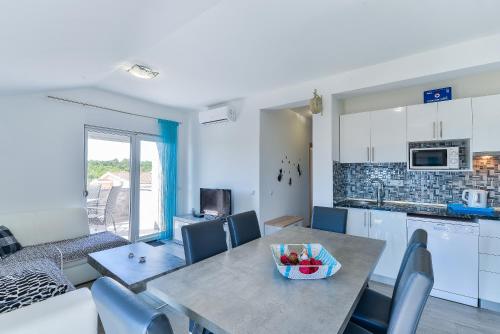 Crowonder Luxury Vir - main image