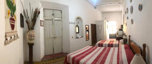 Twin Room with Bathroom image 9