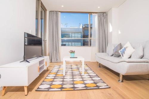 Rosebery APT for Travelling Couple (Green Square)