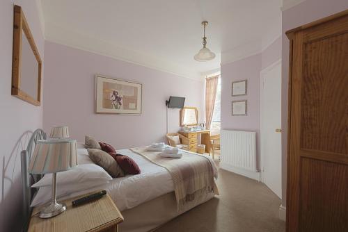 Cliftons Guest House - main image