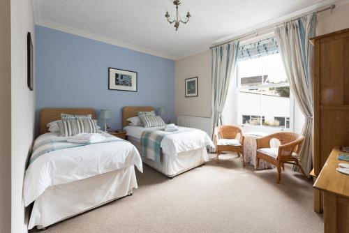 2 twin beds