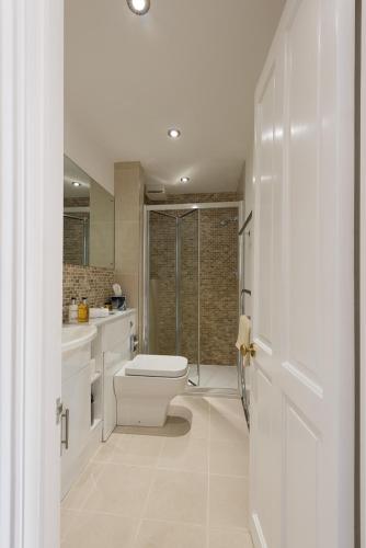 Cliftons Guest House - image 3