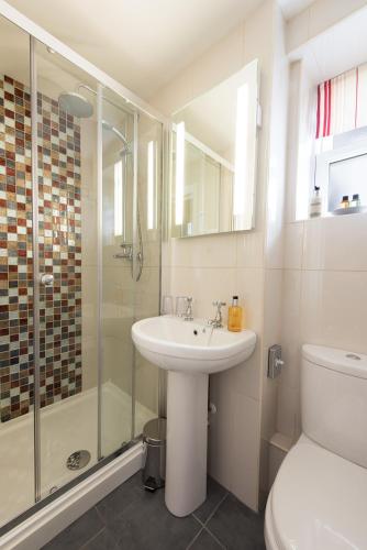 Cliftons Guest House - image 7