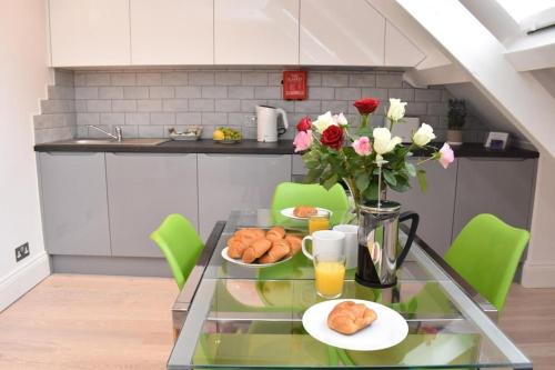 Apt 3, Opera House ensuite 4th Floor by Indigo Flats 5