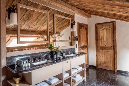 Ванна кімната, Les Chalets du Mont d'Arbois Megève A Four Seasons Hotel in Мегев