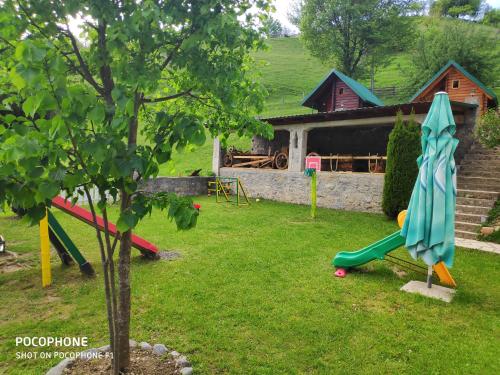 Taman bermain, Rural haushold Konak Vukovica kolibe in Andrijevica