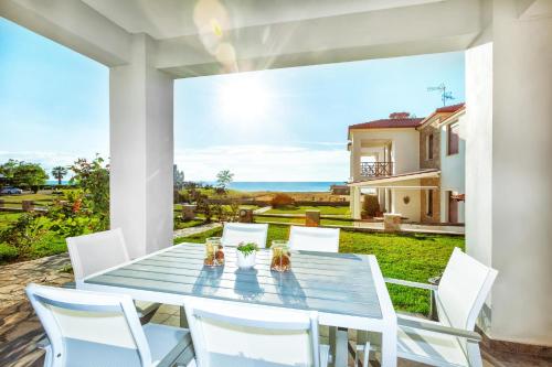 Deluxe Four-Bedroom Villa with Sea View