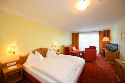 1 queen bed, 2 sofa beds