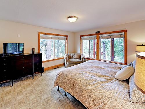 New Listing! Lake Tahoe Treasure With Hot Tub Home - image 4