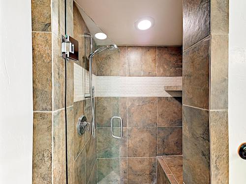 New Listing! Luxe Mountain-View Home Near Skiing Duplex - image 4