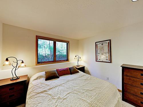 New Listing! Luxe Mountain-View Home Near Skiing Duplex - image 5