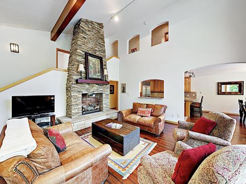 New Listing! Luxe Mountain-View Home Near Skiing Duplex - image 8