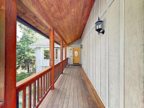 New Listing! Lake Tahoe Treasure With Hot Tub Home - image 8