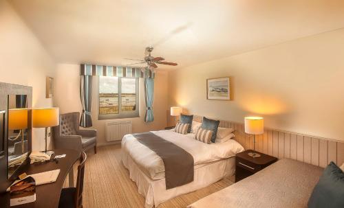 1 king bed, 2 sofa beds
