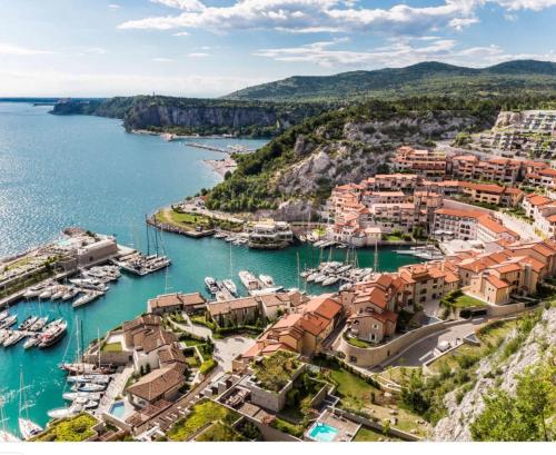 PORTOPICCOLO Luxury Penthouse Beach Club Included - Repen