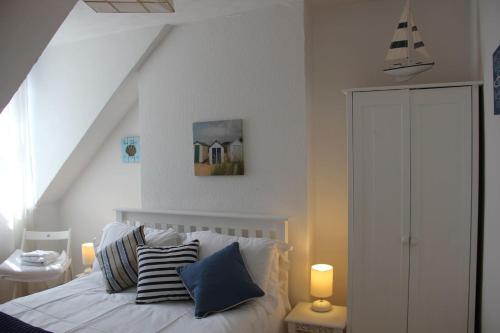 Harbour Loft One minute from beach partial sea views