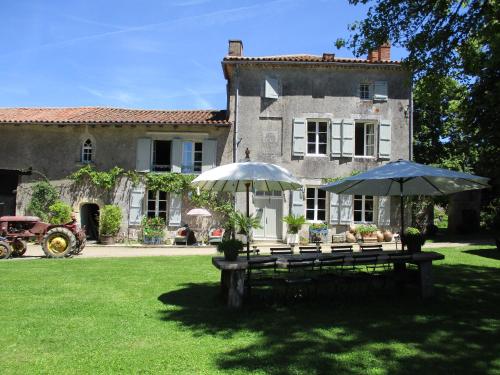 Domaine de Lalat - B&B with en-suite bathrooms all rooms with garden views - Chambre d'hôtes - Montemboeuf