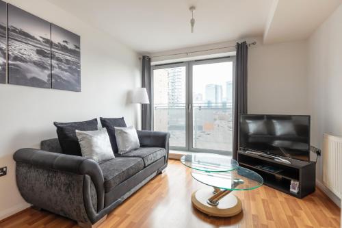 Luxury Apartment With Amazing View, Gym And Parking, , London