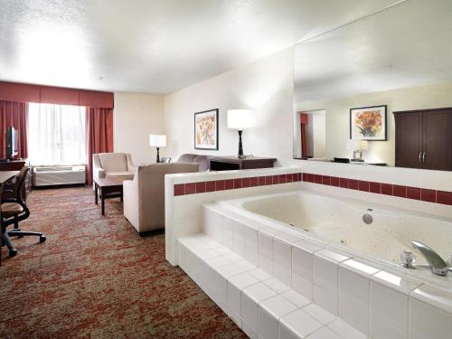 Executive King Suite with Spa Bath 
