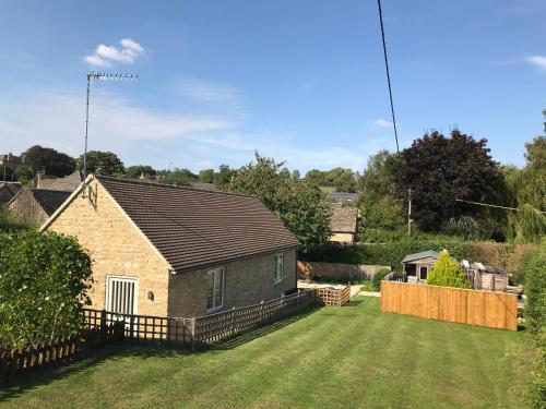 Cherry Tree Cottage in idyllic Cotswold village