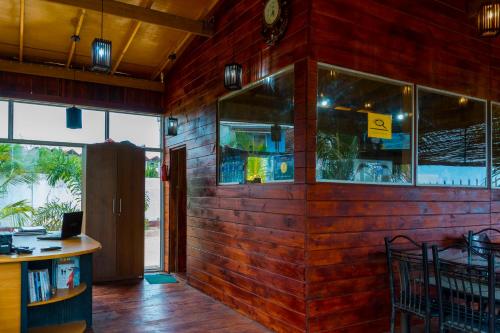 로비, Elegant green beach resort in 트링코말리