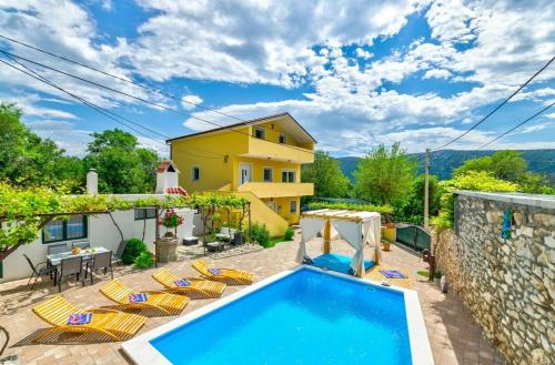  Holiday home in Drivenik 38005, Unterkunft in Drivenik