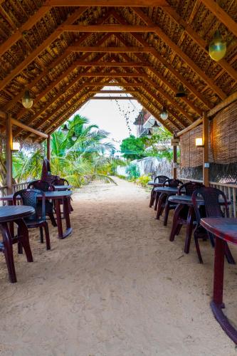 레스토랑, Elegant green beach resort in 트링코말리