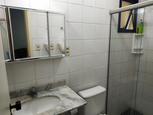 حمام, 33B - San Marino - Praia Grande, area nobre - Ubatuba - 2 dormitorios, 2 banheiros, 2 vagas de garag in أوباتوبا
