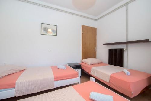 One-Bedroom Apartment image 2