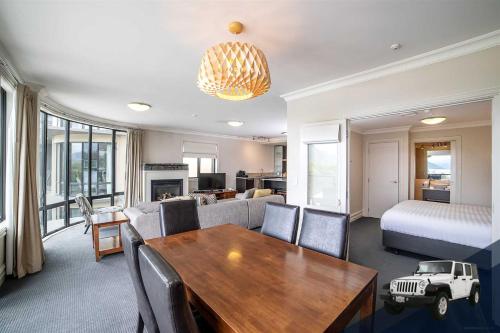 The Beacon - 3 Bedroom Luxe Apartment