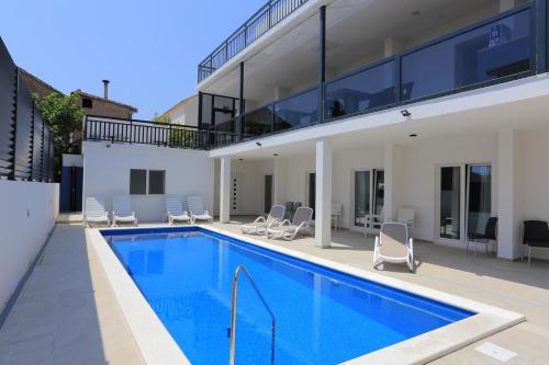 Rooms with a swimming pool Kastel Stafilic Kastela - 17710 Kaštela