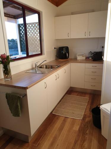 Kitchen, R & R On The Ravine in Stanthorpe