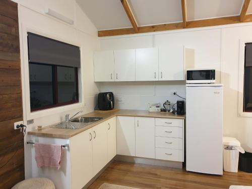 Kitchen, R & R On The Ravine in Stanthorpe