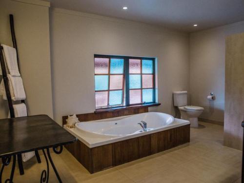 อ่างแช่น้ำร้อน, The Narrows Landing Hotel near สนามบินแฮมิลตัน