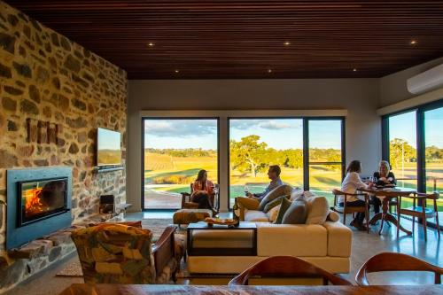 B&B Angaston - Hutton Vale Farm JHA Stone Cellar - Bed and Breakfast Angaston