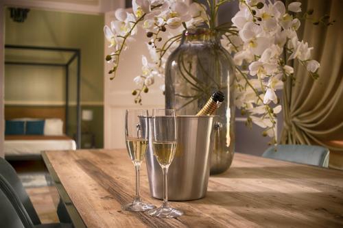 Shared lounge/TV area, PALAZZO FORLEO Luxury Apartment near Pizzeria Carpe Diem