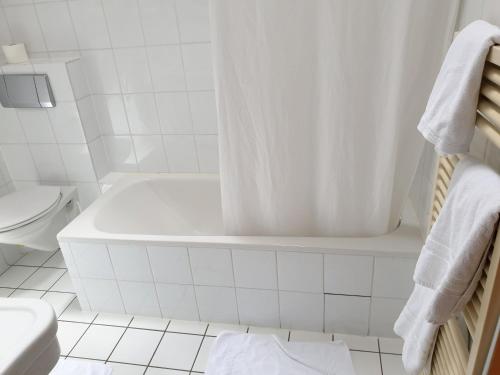 Bathroom, CB Hotel Becker in Nieder-Olm