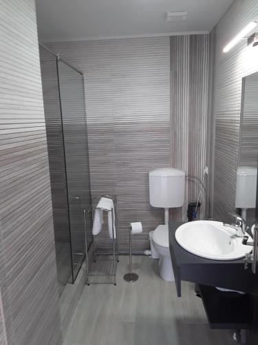 ฝักบัว, Camere de inchiriat Central La Calciu in มาห์มูเดีย