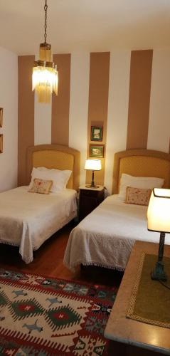 2 twin beds