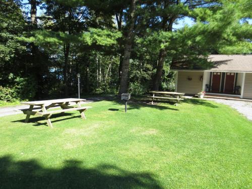 Hickory Grove Motor Inn - Cooperstown - 출입구