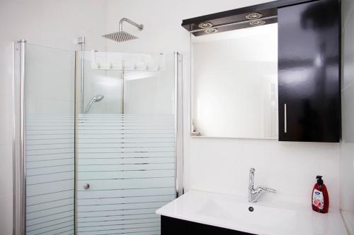 Ducha, Apartments4you Dinara in Bat Yam